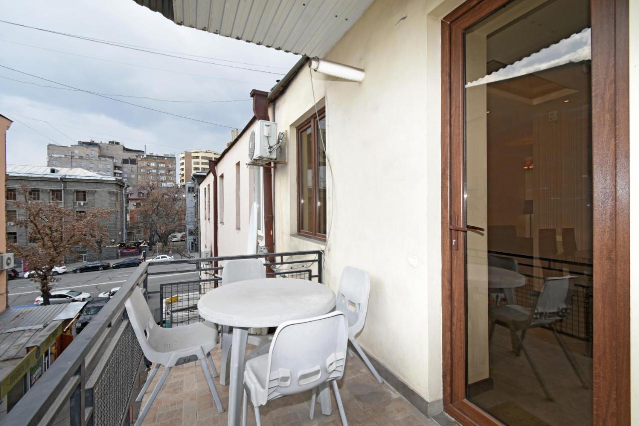 Galaxy Inn Luxury Hostel In Center Erivan Exterior foto